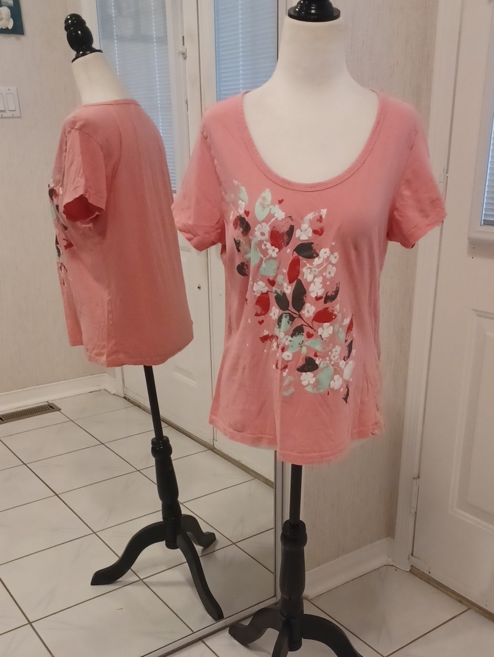 4/$30 Pink Scoop Neck Floral Tee - Size Large
